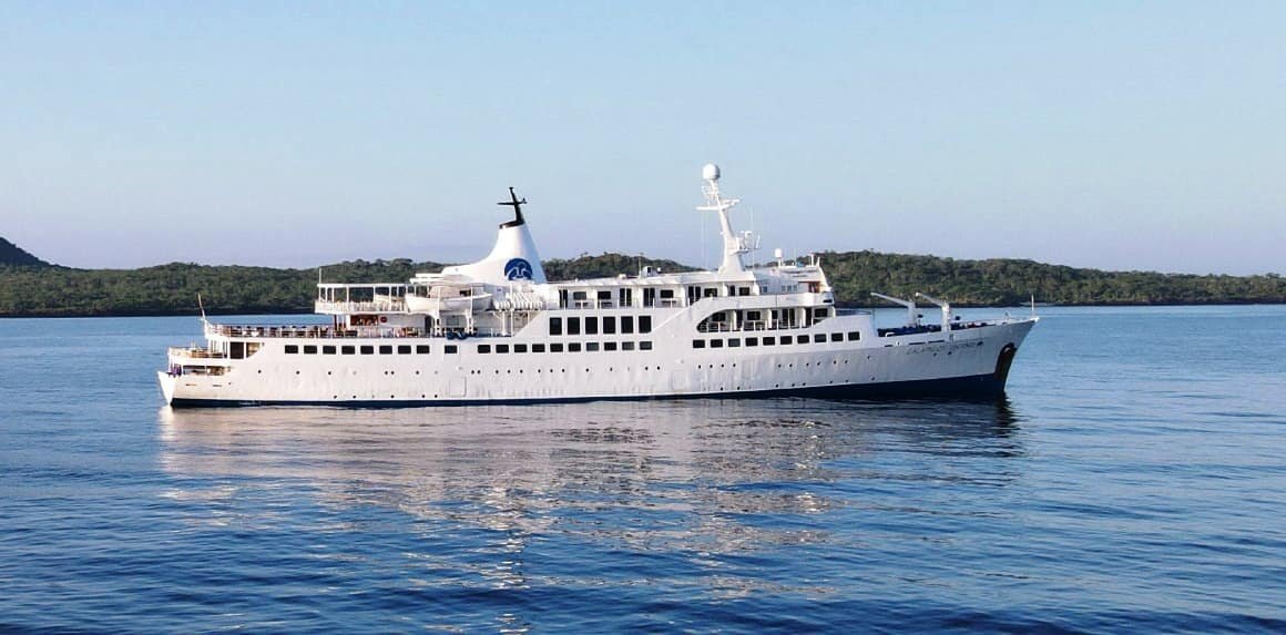 galapagos-cruises-type-bigger-ship