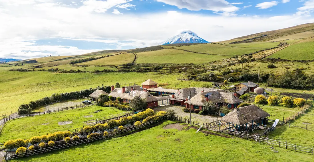 Luchtfoto van Hacienda El Porvenir met de Cotopaxi